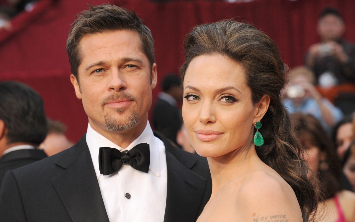 Không ngoa khi gọi Angelina Jolie và Brad Pitt là đôi vợ chồng đáng ngưỡng mộ ở Hollywood. Đó là tình cảm họ dành cho nhau thông qua những hành động lãng mạn cùng những món quà triệu đô. Trong đó Angelina luôn tỏ ra là người vợ hào phóng, làm vui lòng ông xã. Từ sự kiện sinh nhật hay đám cưới, nữ diễn viên sinh năm 1975 luôn dành cho chồng những món quà bất ngờ, trị giá tiền tỉ. Dưới đây là những món  quà độc tiền tỷ Angelina Jolie tặng chồng - Brad Pitt.